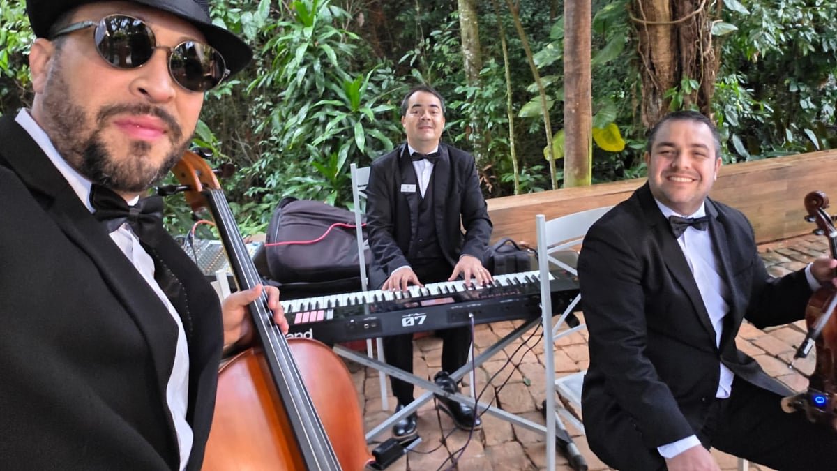 Heitor Virtuoso Soares tocando violoncelo em recepção e coquetel ao ar livre