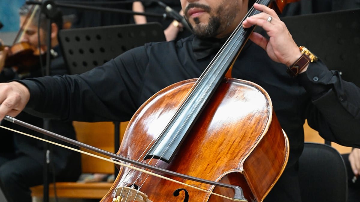 Heitor Virtuoso Soares executando repertório personalizado ao violoncelo